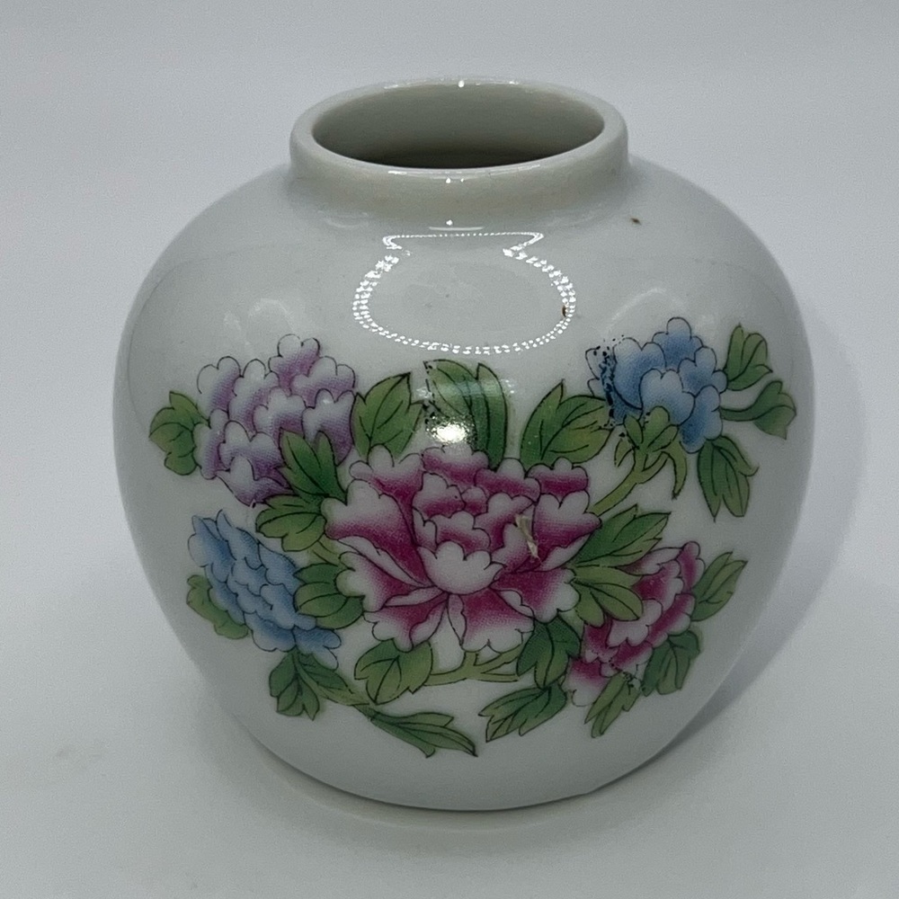 Vintage porcelain small ginger jar